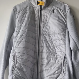 Parajumper Hybrid Nolan - Jackan är i perfekt skick och har använts ca 5 gånger. Jackan är tillverkad av högkvalitativa material för att hålla dig varm och skyddad.  Storlek: Jackans storlek är L fast den är mindre i storleken och känns som M.  Pris kan diskuteras vid snabbaffär!