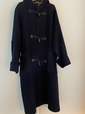 Burberry duffel  - Vintage duffel kappa från NK. Märke: Burberry. Minimalt slitage. Storlek L, passar även XL och  S/M men då oversized.