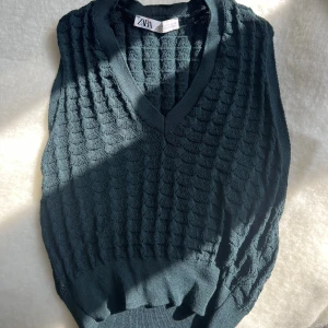 Stickad väst - Säljer denna stickade västen från Zara! Storlek S.🤍 