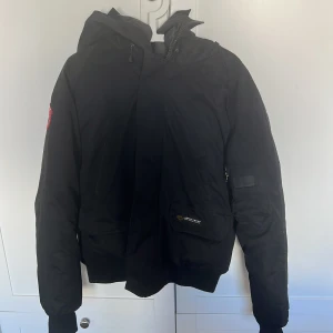 Canada goose jacka - Canada Goose jacka, kort modell. Relativt bra skick. 
