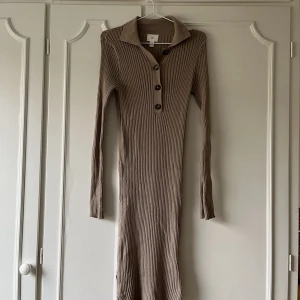 Stickad Ribbad klänning - Perfekt höstklänning i skönt stretchig material. Endast använd en gång tyvärr, då den är lite stor på mig. Rekommenderar till en M/L beroende på hur man vill att den ska sitta 