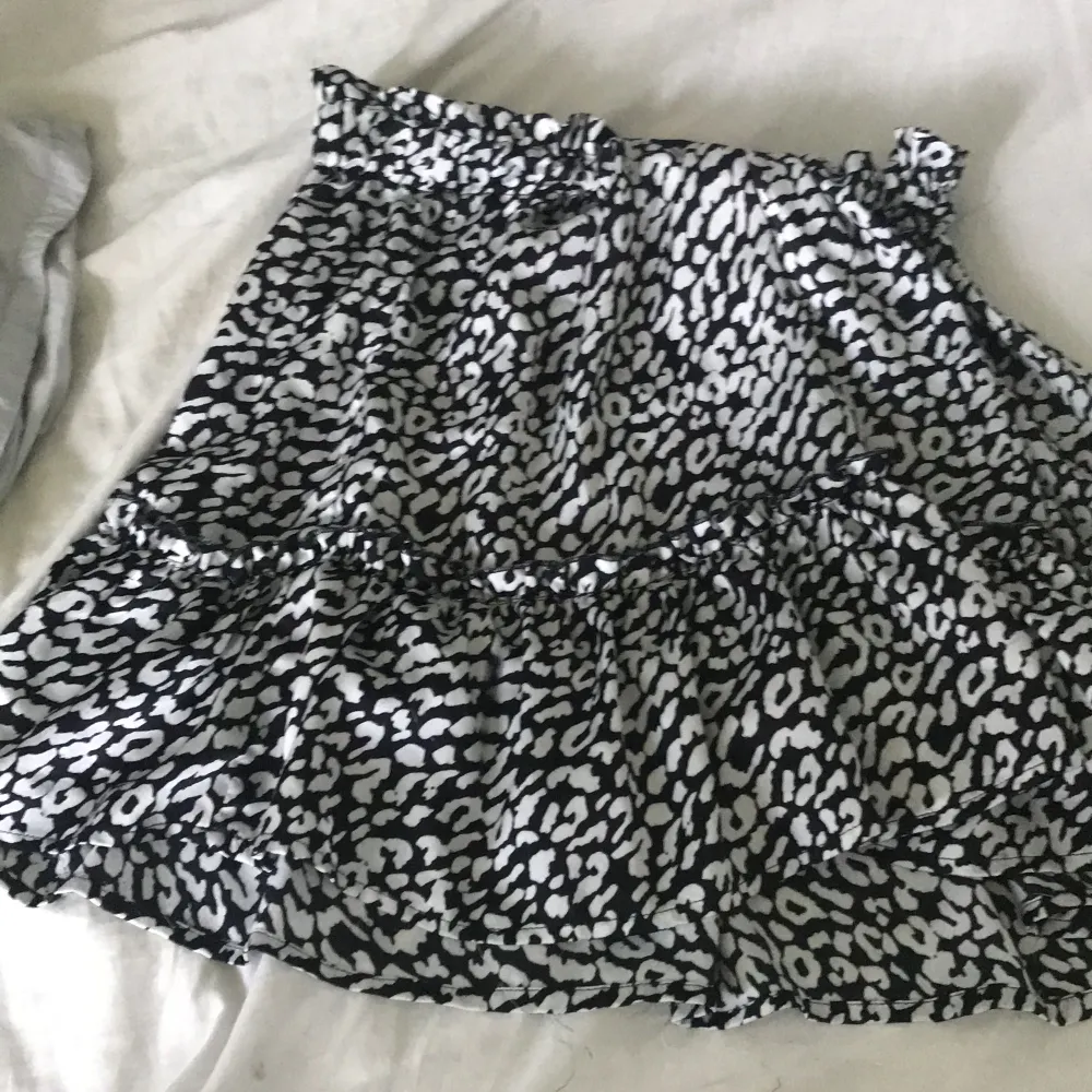 Jag säljer min kjol från SHEIN. Jag har använt den 2 gånger. +frakt 15 kr. Kjolar.