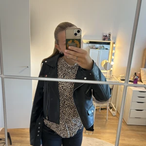 skinnjacka - säljer min skinnjacka som ej kommer till användning längre, helt okej skick.Storlek M men passar xs och s