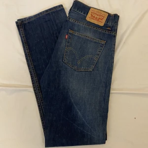 Levis 506 - Säljer super snygga Levis 506 jeans. Skick 8/10. Storlek 32”/34” Passar utmärkt på mig som är 182cm och 75-77kg