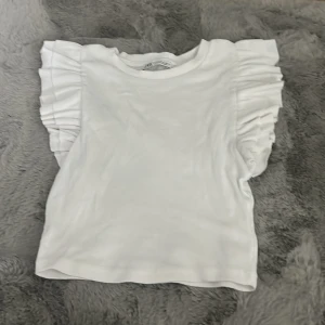 Söta toppar från zara - Oanvända toppar från zara som ja säljer billigt! Båda för 100kr! Vid snabb affär kan vi diskutera priset🥰