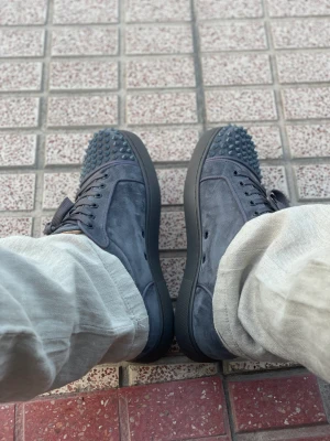 Christian Loubutin storlek 44 - Hej! Säljer nu mina Christian loubutin som är nästintill oanvända. Skorna är i toppskick. Det som medföljer är dustbag,påse,låda,loubs skohorn, extra snören. Jag fick skorna i födelsedagspresent av min storebror så kvitto finns tyvärr inte därav priset. 