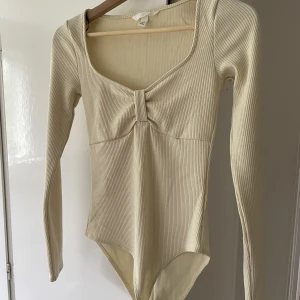 Body - Gul body från hm. Använd 1 gång🤍