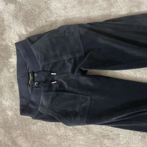 Juicy couture byxor - Juicy couture byxor i bra skick, Stl xxs men passar som en xs. De har bra längd på mig och jag är 1,58💕