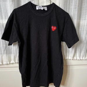 Comme des garçons tröja - T-shirt från Comme des garçons i superfint skick, använd fåtal gånger. Stl S