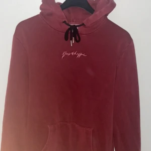 Röd hoddie  - Röd hoddie, storlek M. Nyskick, använd ytterst få gånger. 