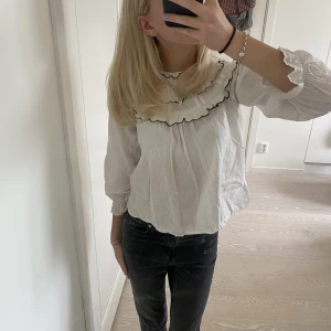 Blus  - Såå gullig blus från zara💕 den är från barnavdelningen i storlek 152 men passar xs/s