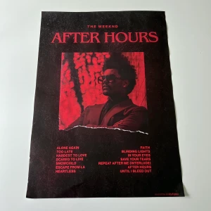 The Weeknd poster - Poster med The Weeknd på. Fortfarande i bra skick men med lite defekter. Skickas i en skyddad rulle 💕