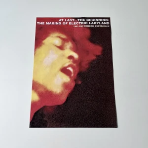 Jimi Hendrix poster - Poster med Jimi Hendrix. Aldrig använd så inga defekter på fram- eller baksidan. Skickas i skyddad rulle 💕