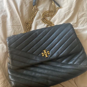 Tory Burch väska  - Säljer denna Tory Burch väska, används knappt den är sparsamt använd. Äkta såklart!  Pris kan diskuteras.