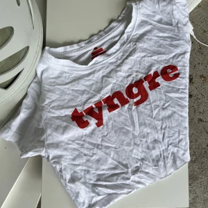 Croppad gymtröja - Snygg T-shirt som är avklippt. Aldrig använd!!!