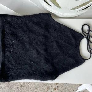 Halterneck topp - Så sjukt snygg topp i ”gosmaterial” och med paljetter längst ner. Köpt secondhand i London, säljer billigare pga färgfläck på baksidan (se bild 2)