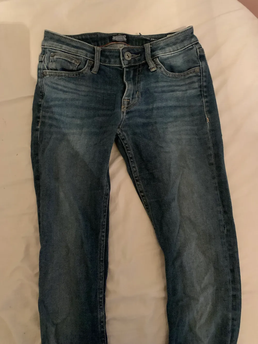 Y2k low waist bootcut jeans som är jätte snygga. Passar tyvärr inte mig så jag rekommenderar jeansen till tjejerna med den storleken. Passa på innan den köps. Möts upp och fraktar . Jeans & Byxor.