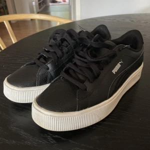 Puma sneakers  - Säljer dessa sneakers p.g.a att dom är lite för små för mig som är ganska bredfotad. Skulle säga att det mer är strl 39 än 40 