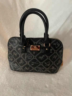 Gjulia pieralli handväska - Väldigt fin väska, lagom storlek i väldigt fint skick. Knappt använd. Ny pris är runt 600kr. Pris kan diskuteras vid snabb och smidig affär 