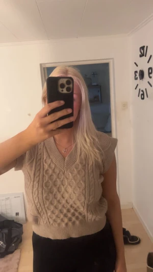 Stickad tröja - Säljer denna stickade tröjan pågrund av att jag använder den inte, storlek S passar även xs och M ❤️ snygg till hösten!