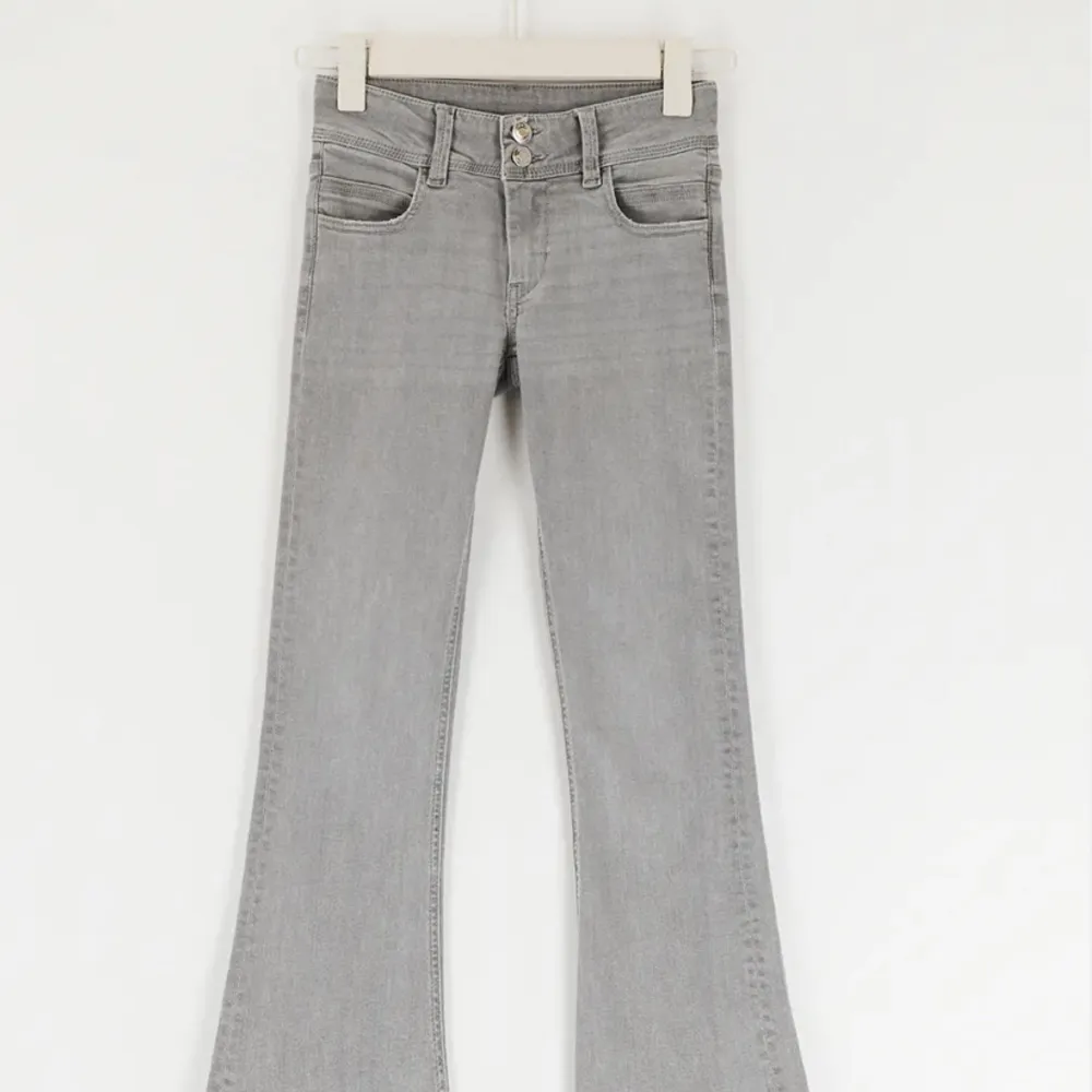 Säljer dessa superfina jeans från Gina tricot. Passar till mycket och är i superbra skick då det har använts en gång💗Skicka vid fler frågor eller bilder     Lånade bilder💕. Jeans & Byxor.