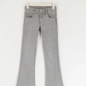 Low waist flare jeans - Säljer dessa superfina jeans från Gina tricot. Passar till mycket och är i superbra skick då det har använts en gång💗Skicka vid fler frågor eller bilder     Lånade bilder💕