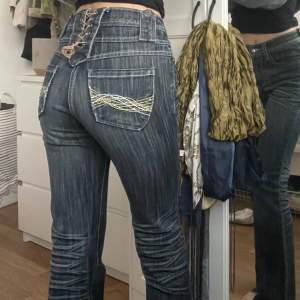Jeans med fina detaljer på rumpan. Thrifted!  Perfekta i längden på mig är 158cm! 