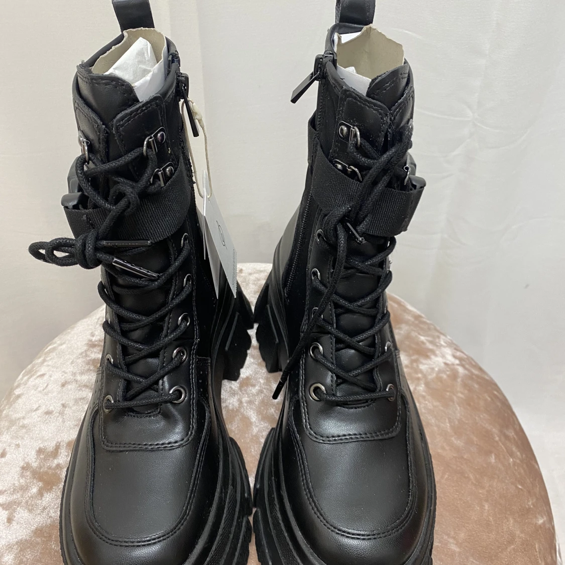 Strandivarius boots - 90