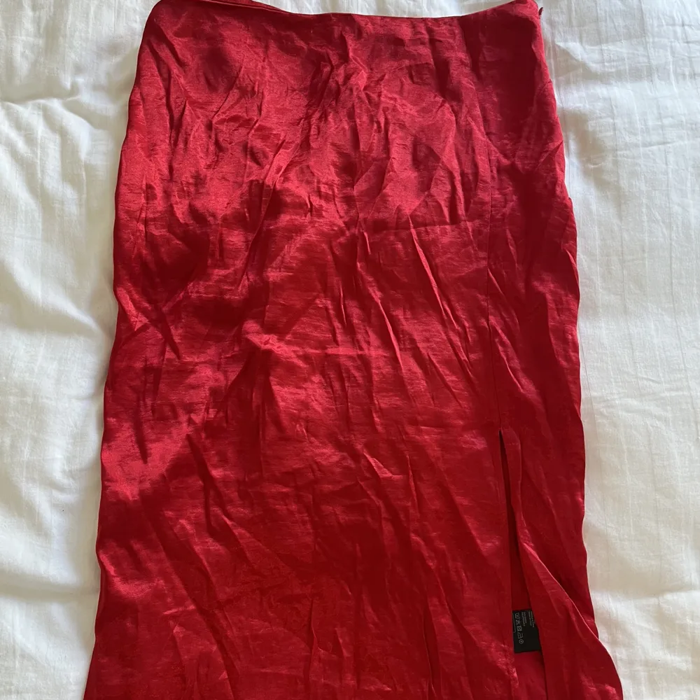 Oanvänd siden kjol med slit från H&M i storlek 44. Kjolar.