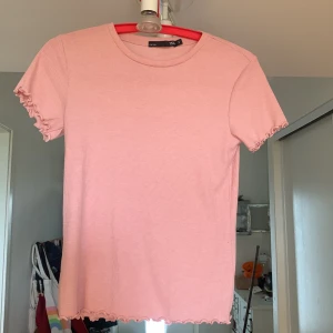 ribbad t-shirt - gammelrosa ribbad tröja,  bra skick 