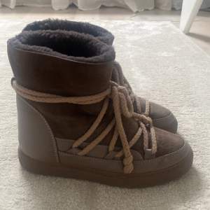 Superfina inuikii boots i super bra skick. Jag fick dem i födelsedagspresent förra året och har använt dem varsamt sen dess. Den enda defekter skorna har är en super liten repa som knappt syns på ena skon. Skorna har en sula med klack men går att ta bort❤️