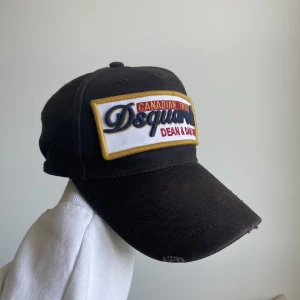 dsquared2 keps  - Snygg dsquared2 keps! Då kepsen har varit använd finns tecken på solblekning, annars i bra skick!⚡️ säljer åt min pojkvän!