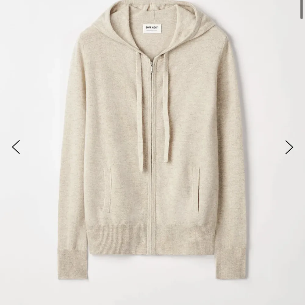 Säljer min så fina soft goat zip hoodie som jag aldrig använt. så super fint skick, xs men passar S. Stickat.