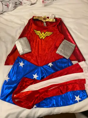 Säljer detta denna Wonder Woman outfiten / kostymen för att jag inte får användning av den 🫶