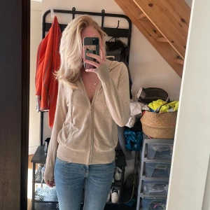 Soft goat zip up - Så snygg men har tröttnat, säljer billigt då den har en fläck på höger ficka som jag inte vet hur man får bort på cashmere. Tröjan är inte nopprig o för övrigt i väldigt bra skick. 