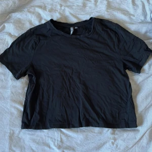 Svart T-shirt  - (Tryck inte på köp nu direkt) kolla gärna min profil❤️