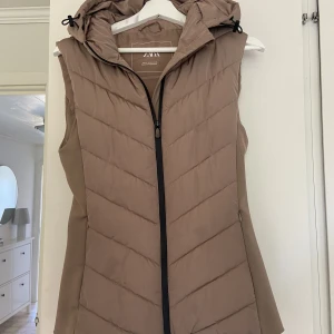 Zara Väst - Väst från Zara i strl XS. Använd enbart 2 gånger och är i nyskick! Orginalpris 299 kr.