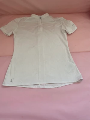 PIKÉTRÖJA - VIT PIKÉTRÖJA 