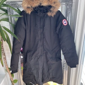 Helt ny canada goose jacka i storlek M - Helt ny svart canada goose jacka i storlek M. Den är aldrig använd. Jackan är inte äkta.   Finns att hämta i haninge eller skickas mot fraktkostnad 
