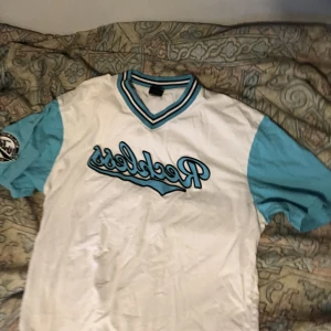 Reckless T-Shirt - Size: S  Det är en baggie T-Shirt 