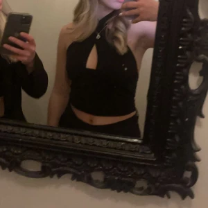 Topp - Säljer en snygg topp som är använd endast en gång❤️passar perfekt till festliga tillfällen