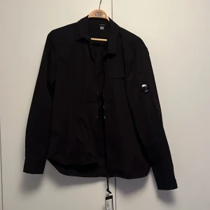 Cp company  - Säljer nu en helt ny cp company jacka. Prislappen finns även kvar. Säljer denna jacka på Grund av att den är för stor. Ny kostar 2800 jag säljer min för 1500. Säljer den så billigt för att jag vill ha bort den.