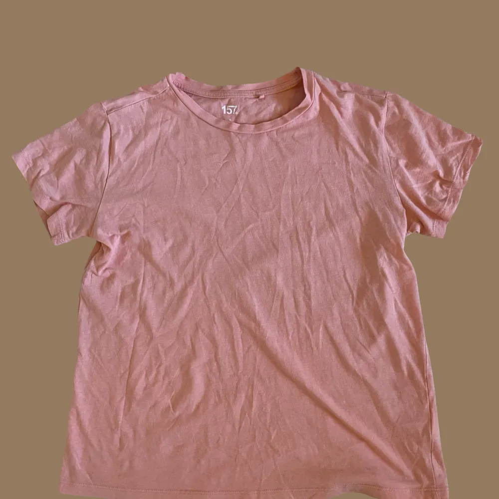 Säljer denna rosa t-shirten från Lager 157 i storlek S då den inte kommer till användning.. T-shirts.
