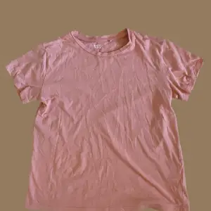 Säljer denna rosa t-shirten från Lager 157 i storlek S då den inte kommer till användning.