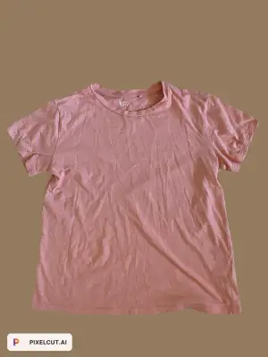 Säljer denna rosa t-shirten från Lager 157 i storlek S då den inte kommer till användning.