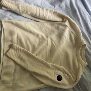 C.P. Company wool sweater  - Säljer tröjan pga att jag inte använder den längre prefekt nu inför vinter då den e varm som fan  Tröjan kosta ny: 2800  Storlek: 50 M/L