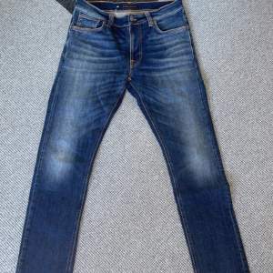 Helt nya Nudie jeans, 1600 var nypris. Lappen bak har vi tagit av då den skavde och inte såg bra ut.