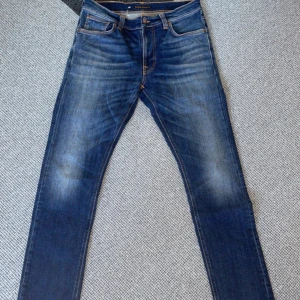 Herr jeans  - Helt nya Nudie jeans, 1600 var nypris. Lappen bak har vi tagit av då den skavde och inte såg bra ut.