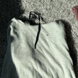 Tjocktröja Tommy Hilfiger  - En grå tjock tröja i fint skick. Själv har jag andvändt  den som en overzised tröja.  Priset går att diskuteras .