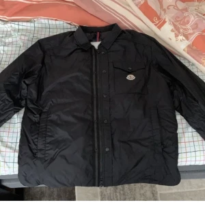 Moncler jacka  - Moncler jacka i dunn med avtagbar luva. storlek M (HERR)  köpt för ca 6 månader sedan, använd 3-4 gånger. 7500kr, pris kan diskuteras vid snabb affär!!🤍🤍
